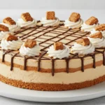 Toffifee Torte Rezept – Eine wunderschön präsentierte Toffifee Torte mit Sahne-Wirbeln und Toffifee-Stücken oben drauf