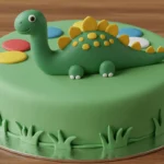 Selbstgemachte Dino Torte für eine Geburtstagsparty mit bunten Dekorationen und einer 3D Dinosaurierfigur.