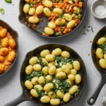 Eine Auswahl von fünf köstlichen Pfannen-Gnocchi Rezepten in einer Pfanne: Cremige Tomatensauce, Gemüsepfanne, Kräuterbutter, Spinat mit Käse und mediterrane Variante mit Oliven und Feta.